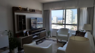Apartamento en el corazon de la peninsula de 3 dormitorios, 2 baños, ( 1 en suite), living-comedor, cocina y garaje. Consulte !!!!!!