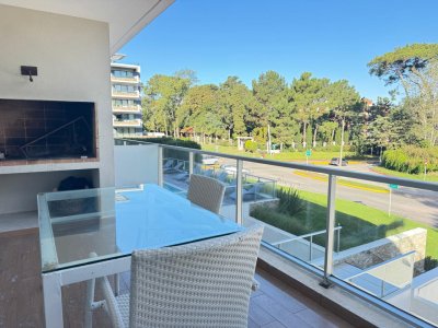 Apartamento Codigo #Apartamento a 400 metros de la playa mansa parada 18 muy bien ubicado.