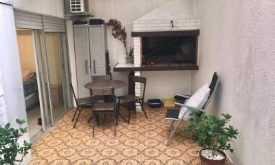 Apartamento en Peninsula con 2 patios uno con parrillero y garaje con baulera.