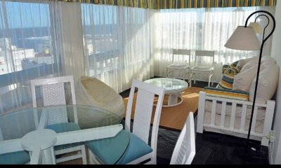 Apartamento en Peninsula muy bien ubicado, de 2 dormitorios 2 baños con garaje. Muy Luninoso.