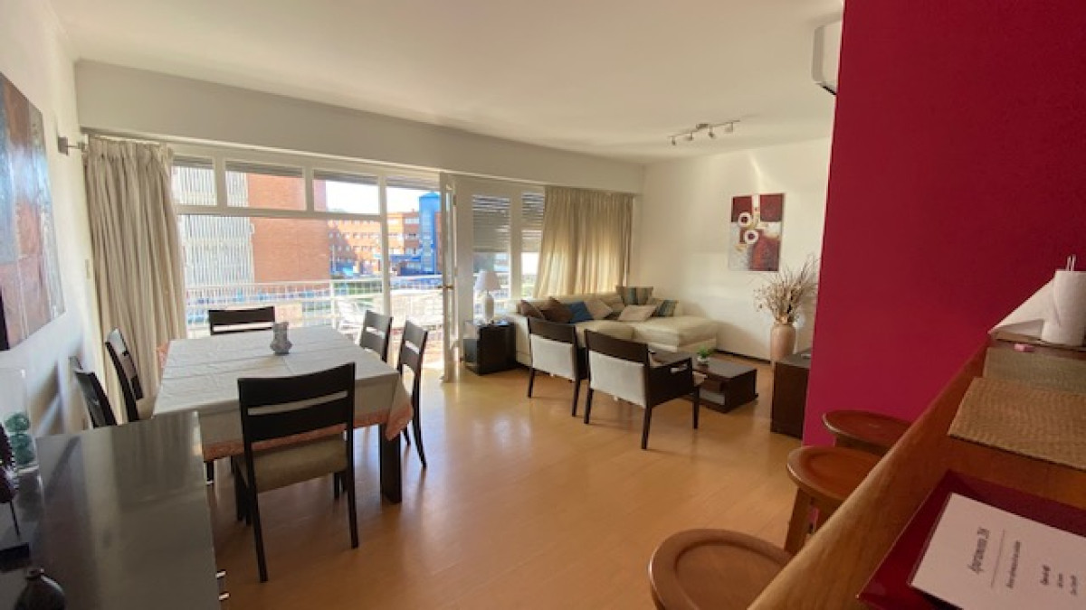 Apartamento en venta de 2 dormitorios en Punta del Este.