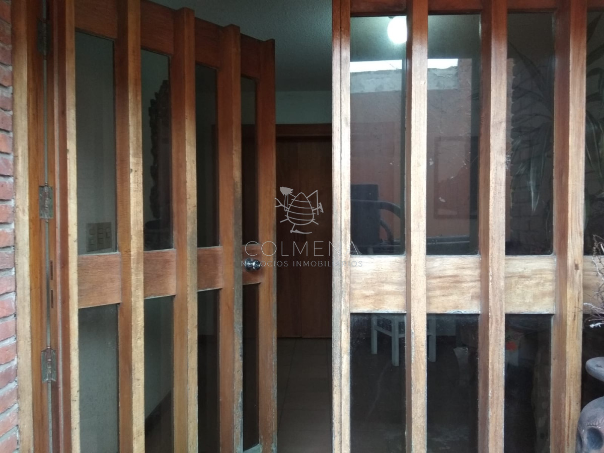 Casa de 5 dormitorios y deposito. En muy buena ubicacion cerca de Roosevelt y Sanatorio. Consulte!!!!!!!