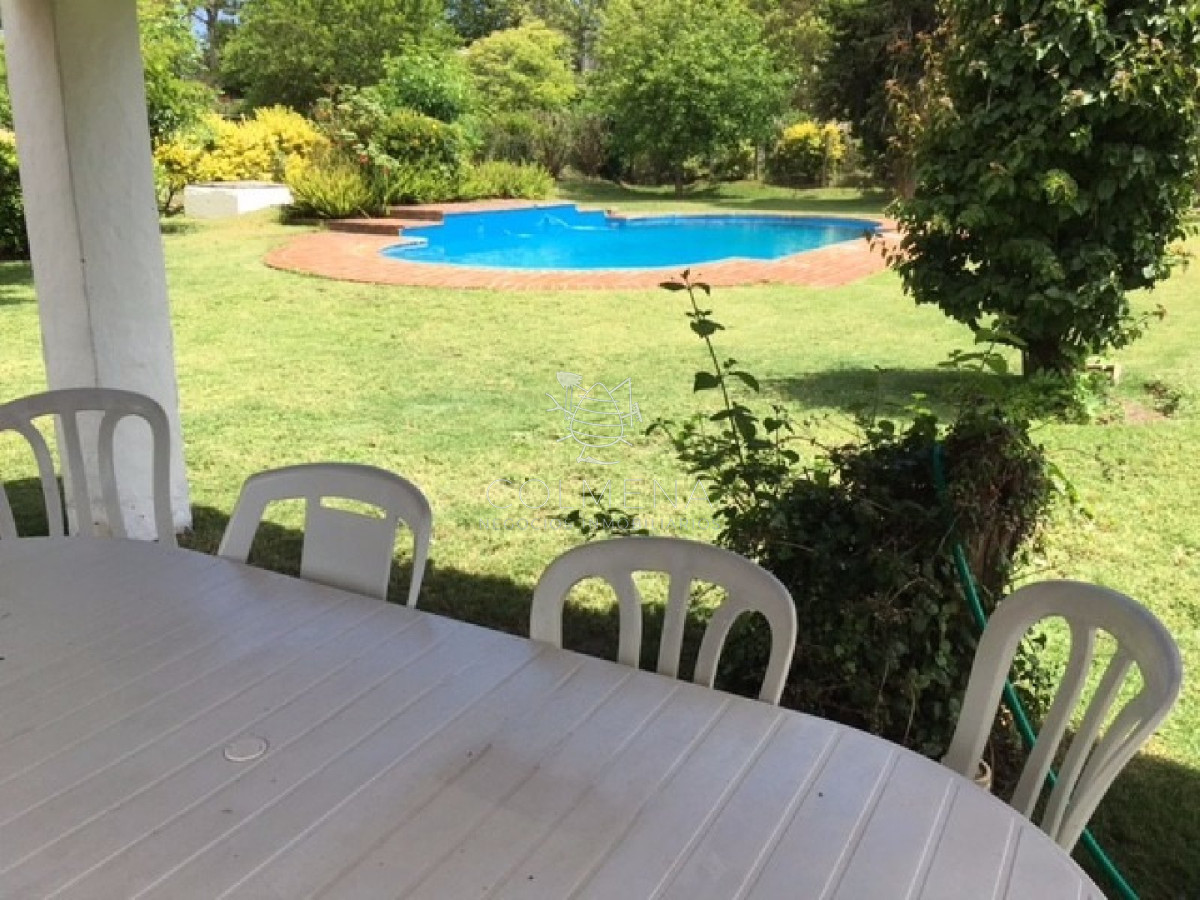 Casa muy comoda cuenta con piscina.