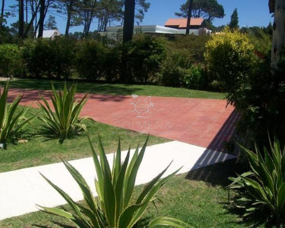 Casa en Tio Tom, de 3 dormitorios cuenta con Piscina. Consulte!!!!!!!!