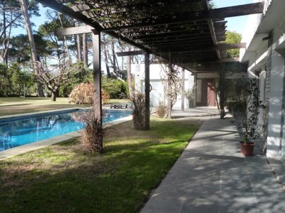 Casa en la brava muy cerca de la playa, 3 dor, 3 baños mas toilete, piscina, barbacoa y cochera para 4 autos consulte!!!!!!!!!!