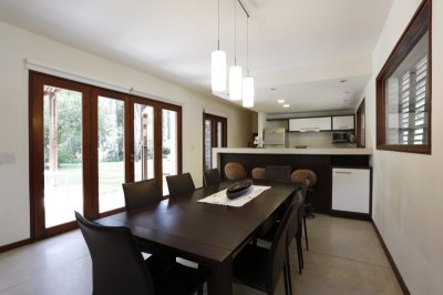 Casa en barrio Privado en Solanas de 4 dormitorios y 3 baños, living, comendor y parrillero. Consulte!!!!