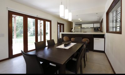 Casa en barrio Privado en Solanas de 4 dormitorios y 3 baños, living, comendor y parrillero. Consulte!!!!