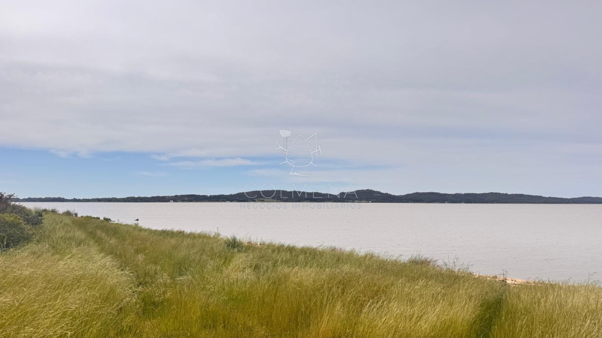 Chacra con costa a la laguna. - COL11099H