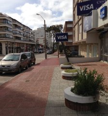 Local comercial a la calle, de 120 m2 , en dos plantas de 60 m2 cada una, en calle 24, No se paga expensas.