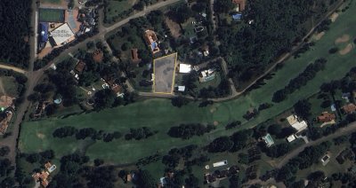 Terreno en Barrio del Golf con vista frente a la cancha de golf.