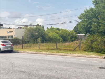 Terreno sobre Av Cordoba frente BPS muy bien ubicado.
