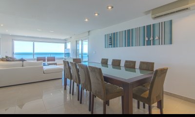 Apartamento penthouse de 6 dormitorios en venta en edificio Marina, Punta del Este.