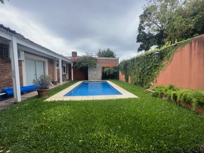 Casa en Venta 3 dormitorios más piscina climatizada Playa Mansa cantegril  Punta del Este