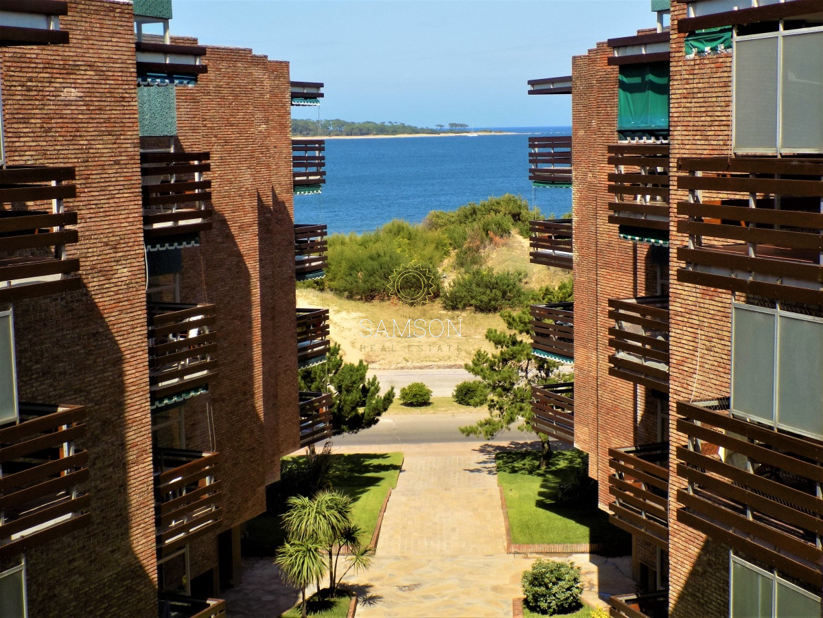 Apartamento ID.33428 - Venta de apartamento frente al mar. Playa Mansa, Punta del Este