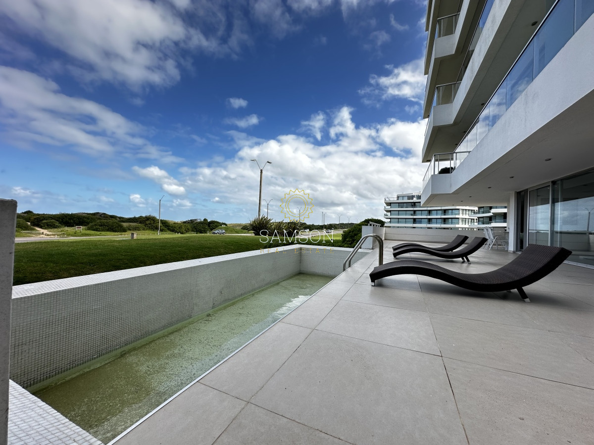 Apartamento ID.66779 - Apartamento tipo casa con Piscina en Venta frente al mar Playa Brava Punta del Este