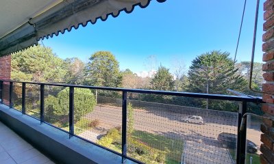 Venta apartamento 4 dormitorios y 3 baños con parrillero en el balcón complejo edificio Aromos playa mansa.