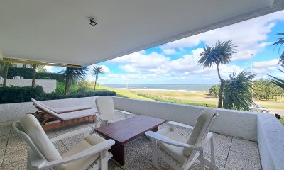 Apartamento en primera linea del mar en venta Pinares del Este Punta del Este.