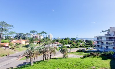 Venta Apartamento estilo casa con 4 dormitorios y parrillero Propio Terrazas de la loma