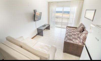 Venta apartamento 2do piso con terraza frente al mar de 2 dormitorios.