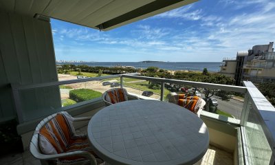 VENTA DE APARTAMENTO DE 3 DORMITORIOS Y 2 BAÑOS, EDIFICIO GOLETA PLAYA MANSA PUNTA DEL ESTE
