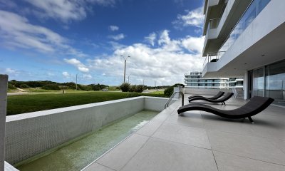 Apartamento tipo casa con Piscina en Venta frente al mar Playa Brava Punta del Este