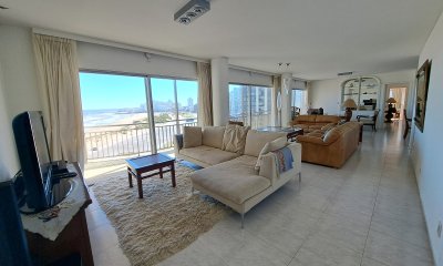 APTO A LA VENTA, 3 DORMITORIOS Y SERVICIO FRENTE AL MAR EN PLAYA BRAVA