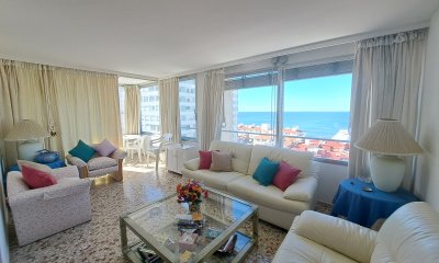 Apartamento en venta  Torre Apolo con vista y cochera  Punta del Este