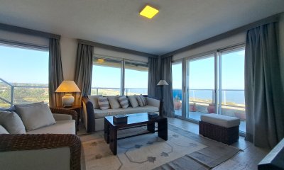 Apartamento de 4 dormitorios en venta Frente al mar Punta del Este