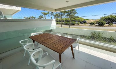 Venta apartamento frente al mar playa mansa 3 dormitorios en suite.