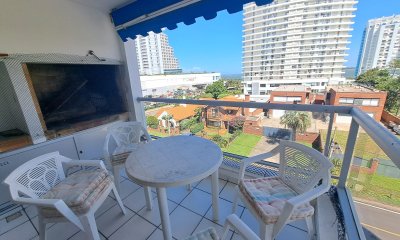 VENTA DE APARTAMENTO DE 3 DORMITORIOS Y 2 BAÑOS, EDIFICIO CAP BRETON PLAYA MANSA PUNTA DEL ESTE