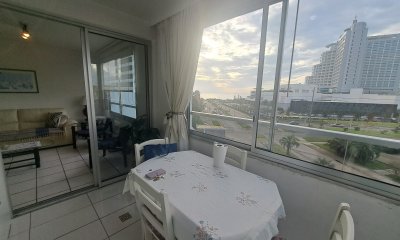 VENTA DE APARTAMENTO DE 2 DORMITORIOS Y 2 BAÑOS, 1 SUITE, EDIFICIO CAP FERRAT, PUNTA DEL ESTE