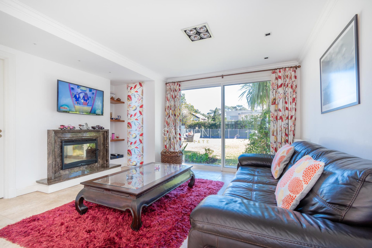 Casa ID.64 - Casa en venta 6 dormitorios con Piscina climatizada Playa Mansa cantegril Punta del Este