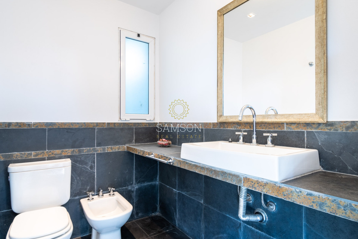 Casa ID.64 - Casa en venta 6 dormitorios con Piscina climatizada Playa Mansa cantegril Punta del Este
