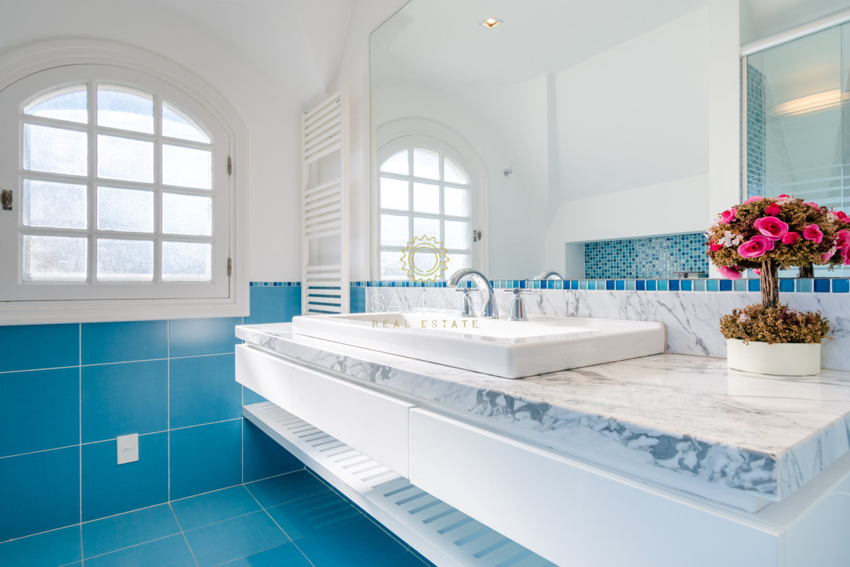 Casa ID.64 - Casa en venta 6 dormitorios con Piscina climatizada Playa Mansa cantegril Punta del Este