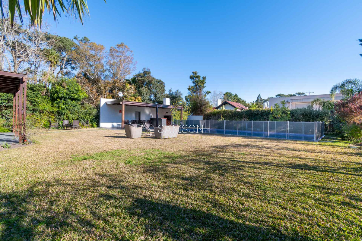 Casa ID.64 - Casa en venta 6 dormitorios con Piscina climatizada Playa Mansa cantegril Punta del Este