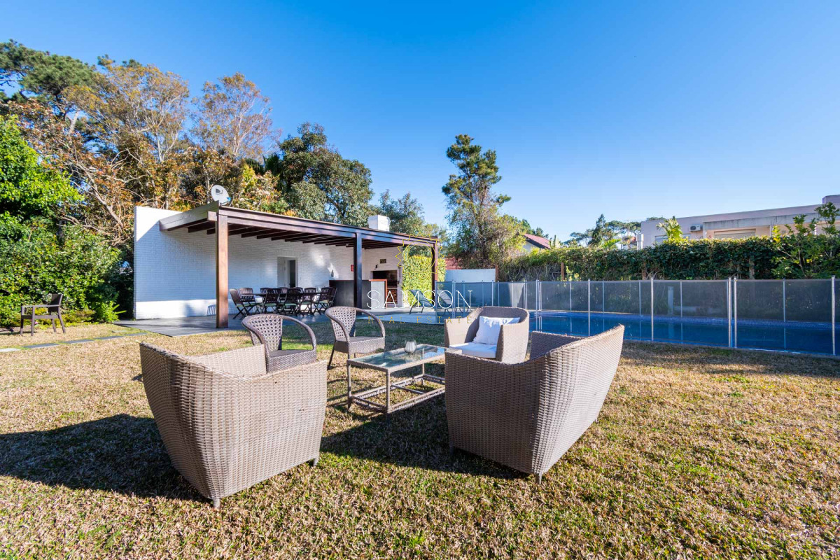 Casa ID.64 - Casa en venta 6 dormitorios con Piscina climatizada Playa Mansa cantegril Punta del Este