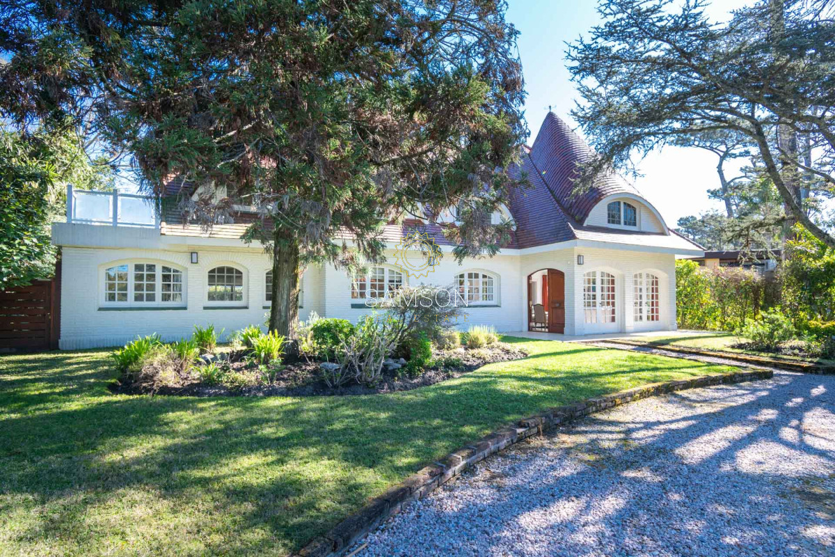 Casa ID.64 - Casa en venta 6 dormitorios con Piscina climatizada Playa Mansa cantegril Punta del Este