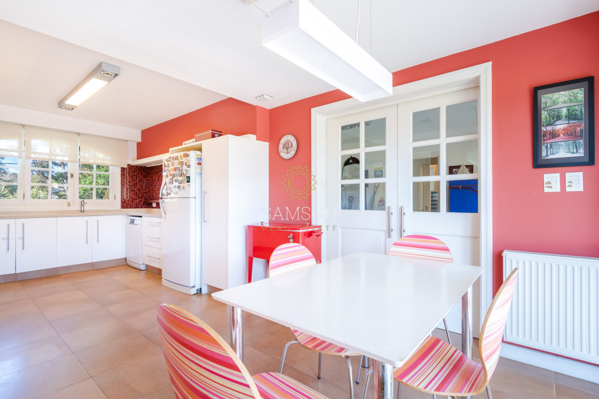 Casa ID.64 - Casa en venta 6 dormitorios con Piscina climatizada Playa Mansa cantegril Punta del Este