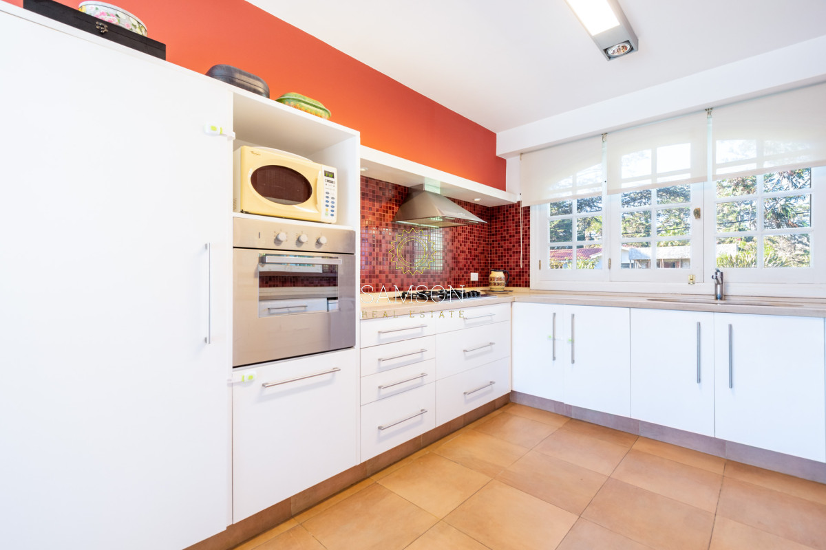 Casa ID.64 - Casa en venta 6 dormitorios con Piscina climatizada Playa Mansa cantegril Punta del Este