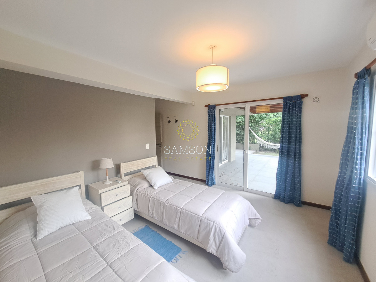 Casa ID.66989 - Casa Moderna en venta a pasos del mar en Playa Solanas Punta ballena uruguay