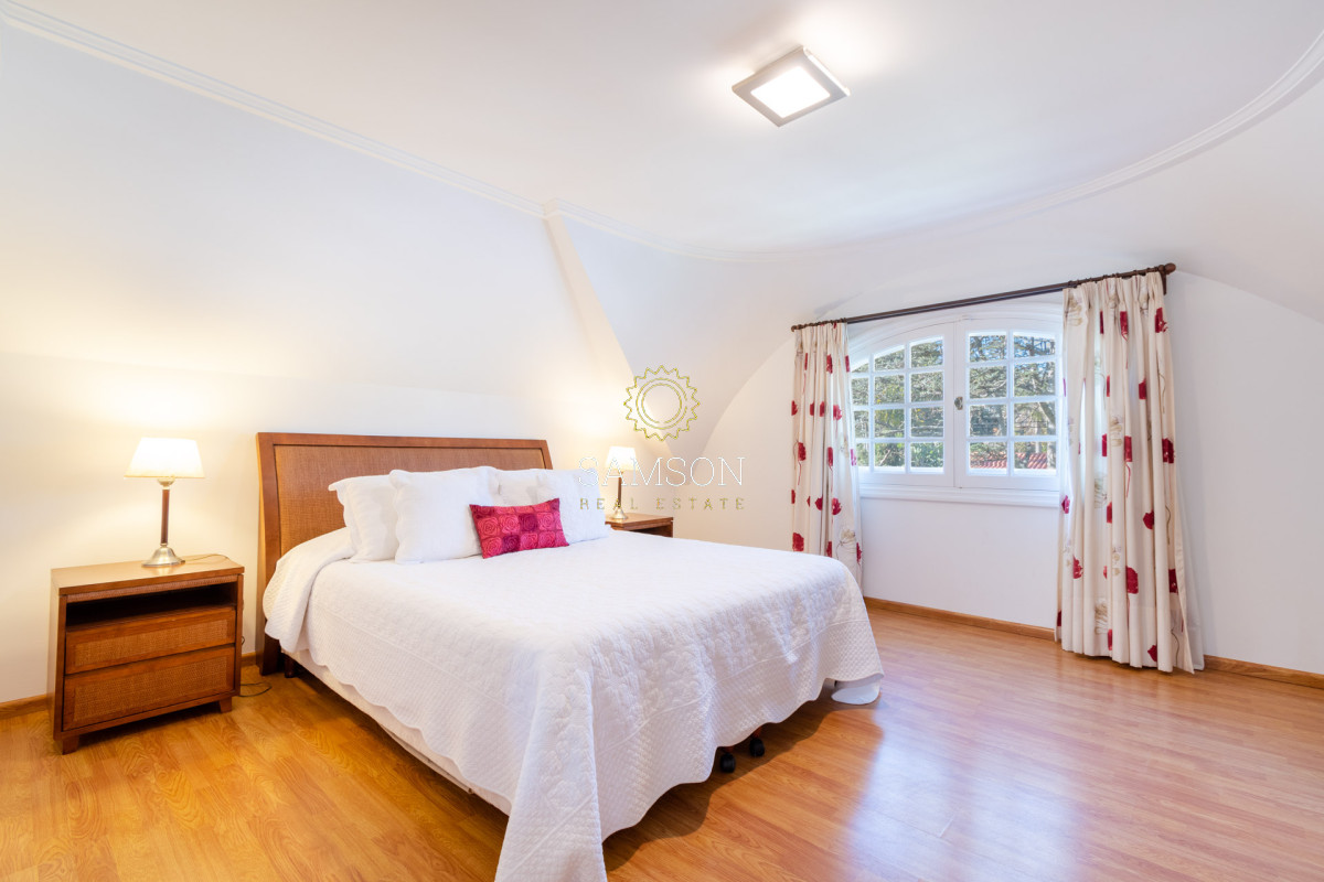 Casa ID.64 - Casa en venta 6 dormitorios con Piscina climatizada Playa Mansa cantegril Punta del Este