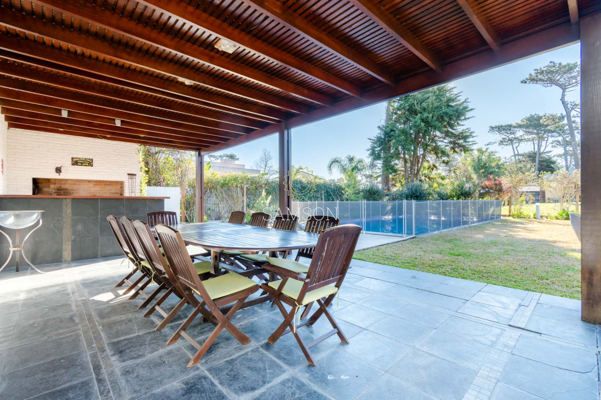 Casa ID.64 - Casa en venta 6 dormitorios con Piscina climatizada Playa Mansa cantegril Punta del Este