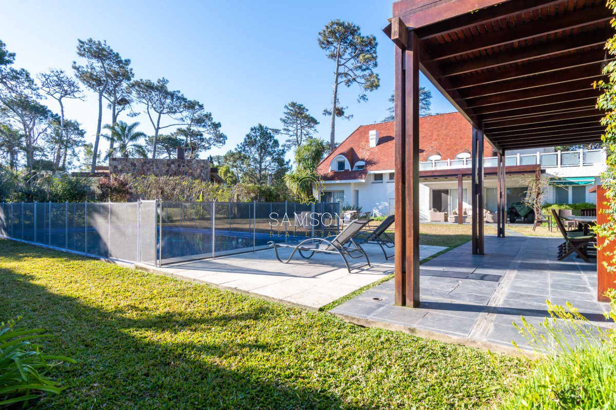 Casa ID.64 - Casa en venta 6 dormitorios con Piscina climatizada Playa Mansa cantegril Punta del Este