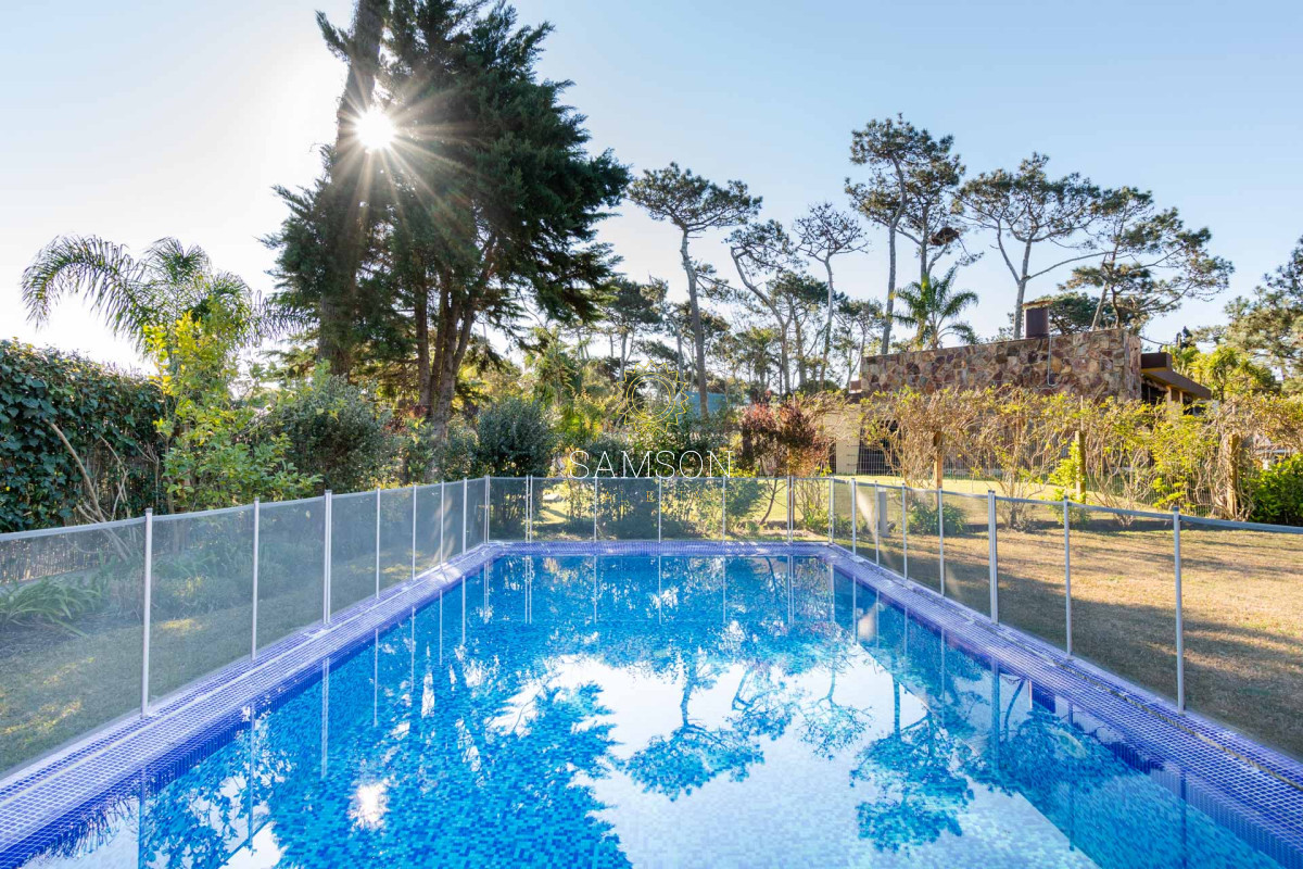 Casa ID.64 - Casa en venta 6 dormitorios con Piscina climatizada Playa Mansa cantegril Punta del Este