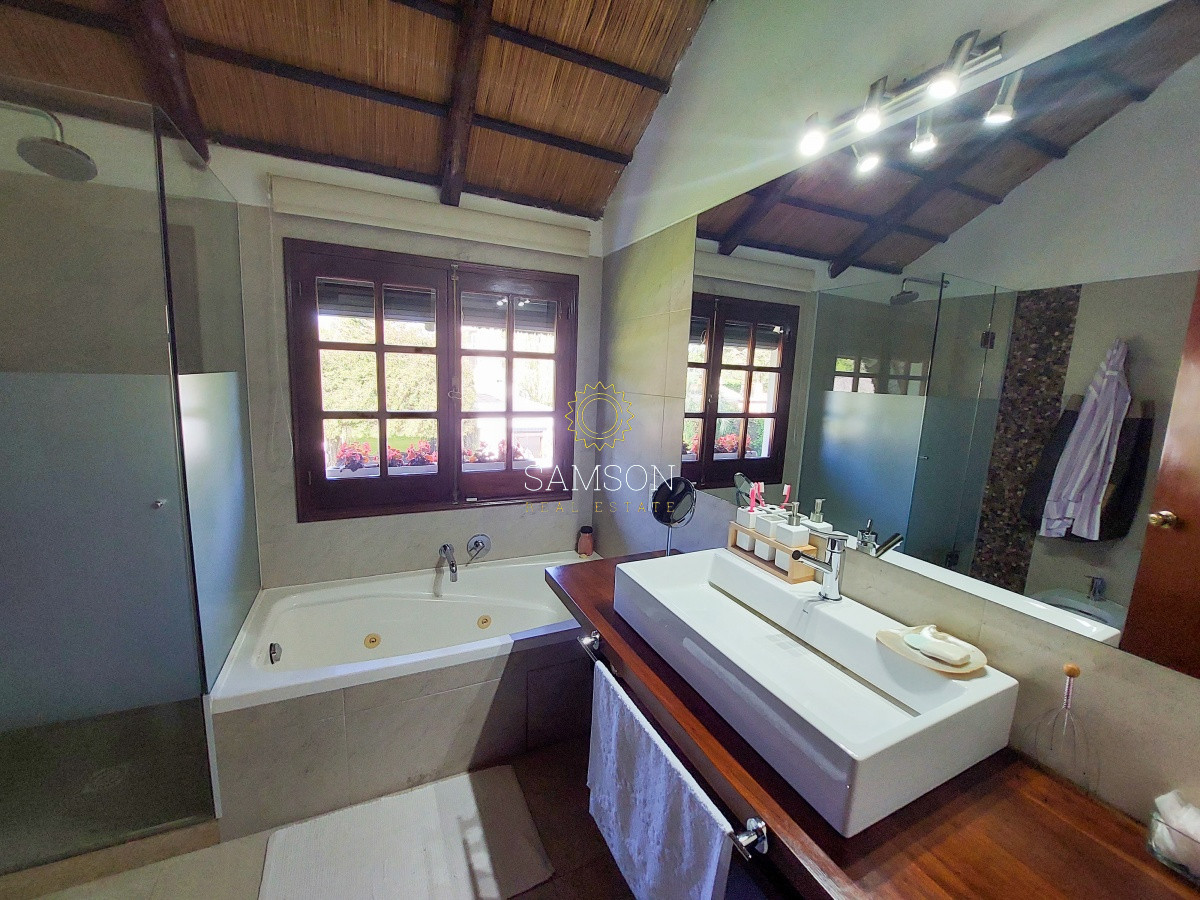 Casa ID.57995 - Venta Casa de 3 Dormitorios con Piscina Climatizada en Pinares, Punta del Este