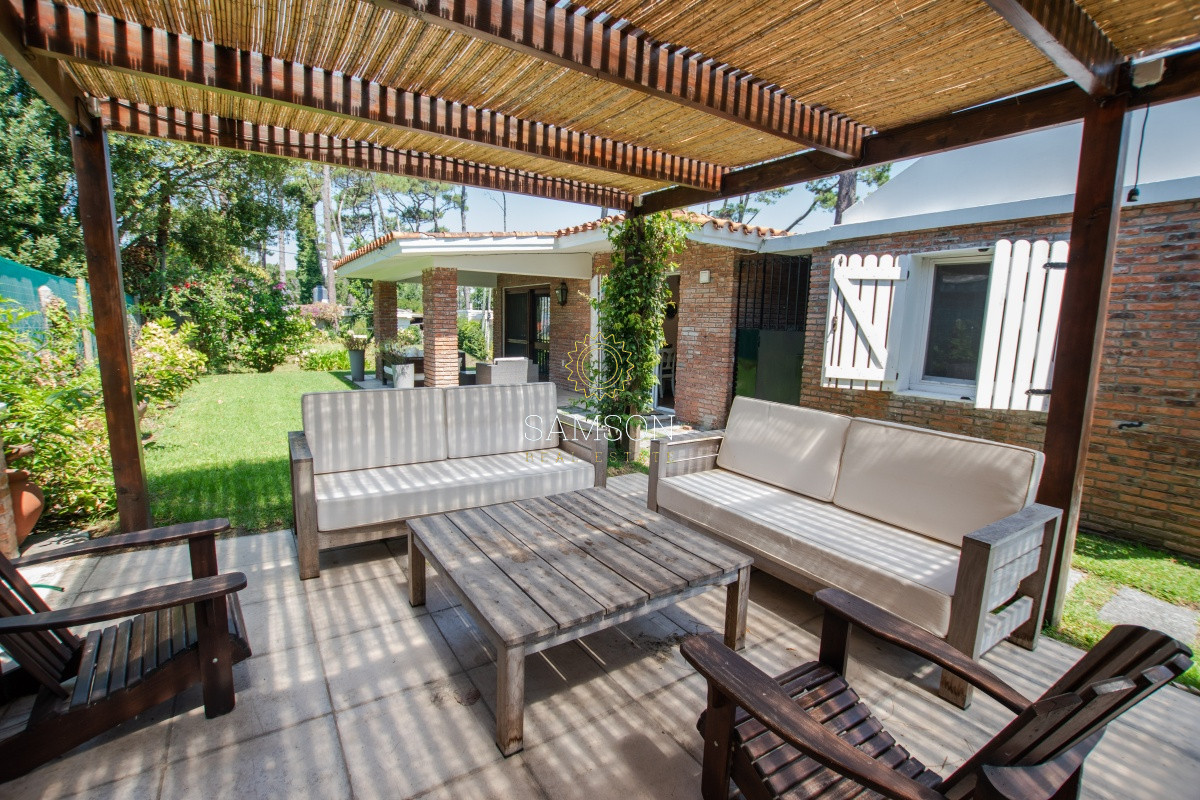 Casa ID.65981 - Casa en Venta en Playa Mansa de 3 dormitorios con piscina 