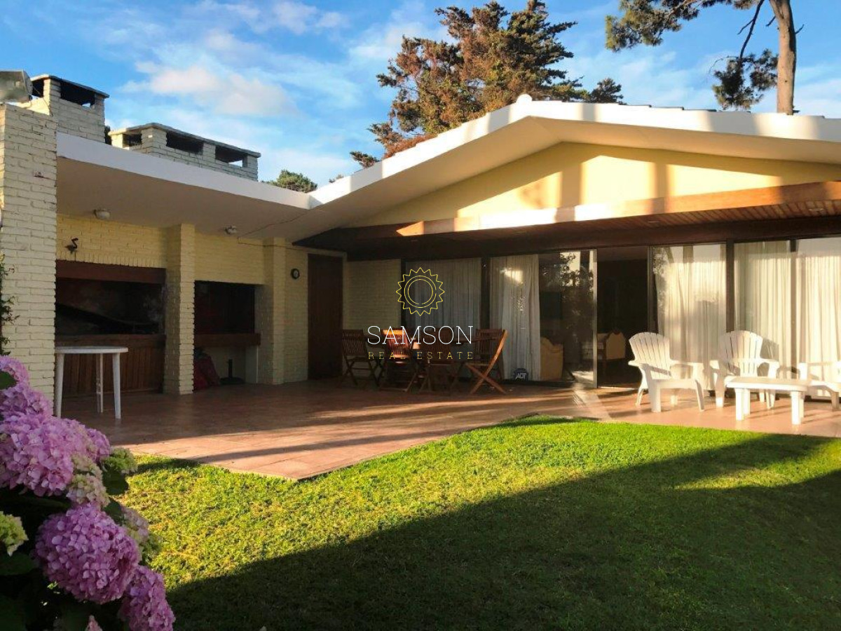 Casa ID.66187 - Venta casa 3 dormitorios en Suite con piscina y casa de huéspedes en terreno de 3500 mts