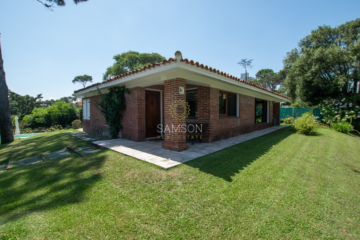 Casa ID.65981 - Casa en Venta en Playa Mansa de 3 dormitorios con piscina 