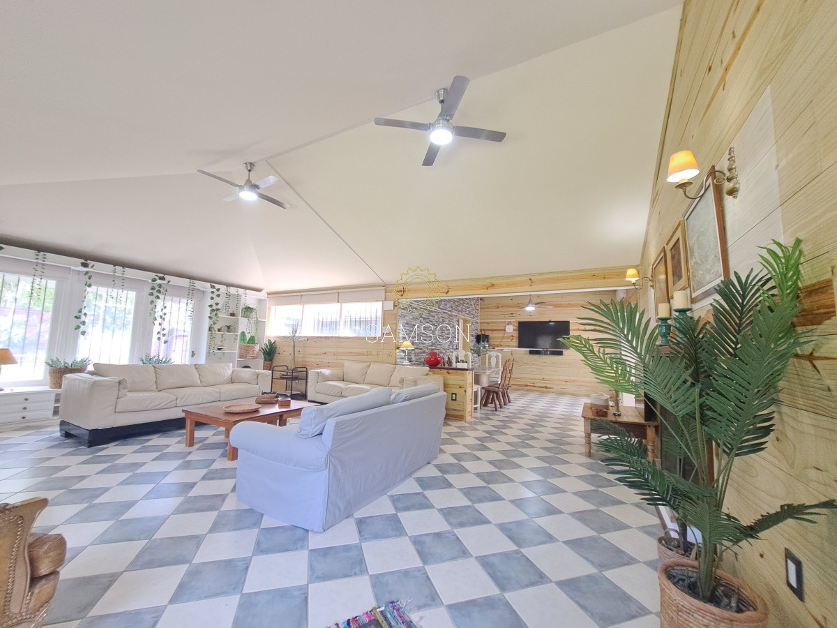 Casa ID.66788 - Casa con piscina en alquiler  4 dormitorios Playa Mansa - Punta del Este