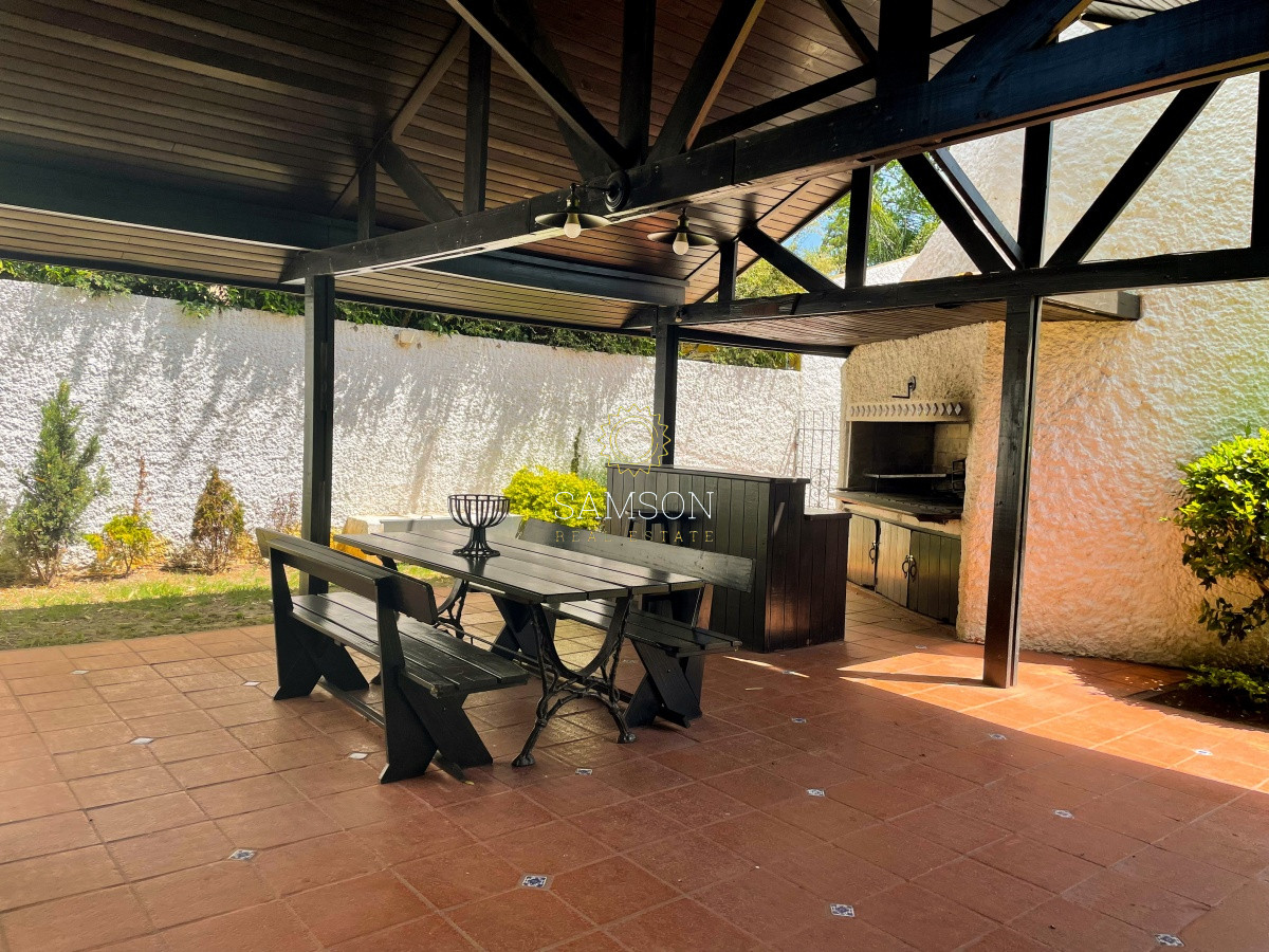 Casa ID.64832 - Casa en venta 4 dormitorios con piscina en Carrasco 